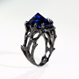 The Blue Queen™ - Solitaire Style Heart Sapphire Ring